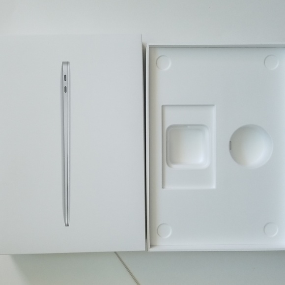 Macbook Air White Empty Box and Shopping Bag - Picture 2 of 7